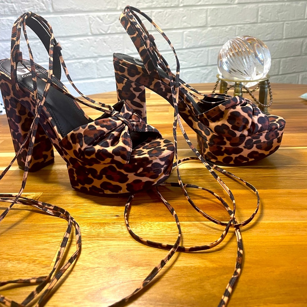 Gianni Bini woman’s High heel shoes/ animal print/ size 7,5( run small). New